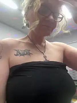 lindzybella (F milf) - After Shower truck drive and play