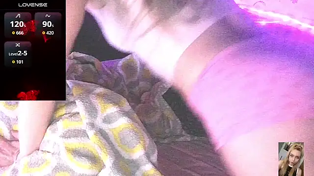 Blondiewithanass webcam