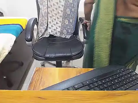 curvyarchie (F milf) - fucking with dildo