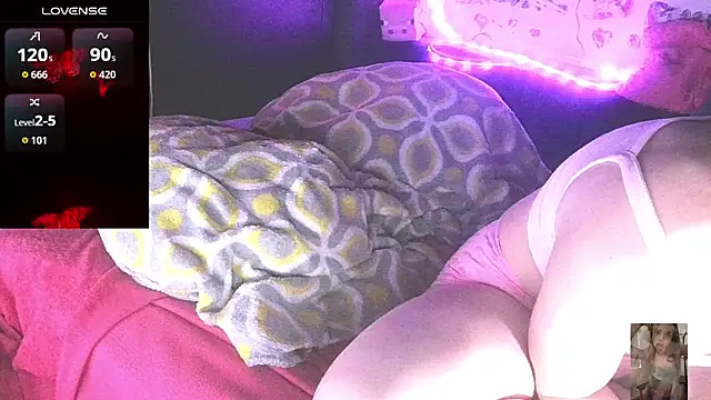 Blondiewithanass webcam