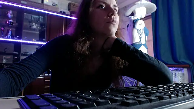 pa1e_pr1ncess (F young) - cleavage teasing