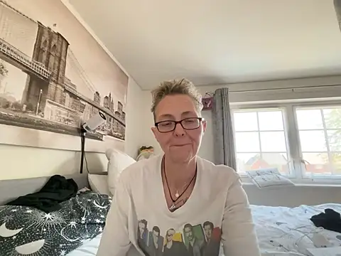 curvy-jinx (F mature) - Toy control 5 mins