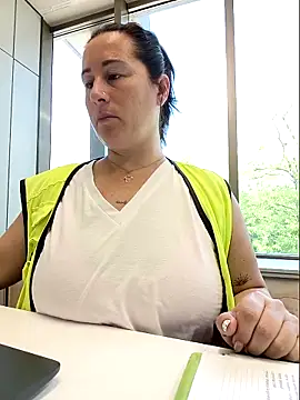 bichota85 (F milf) - Flash tits+ 2 videos