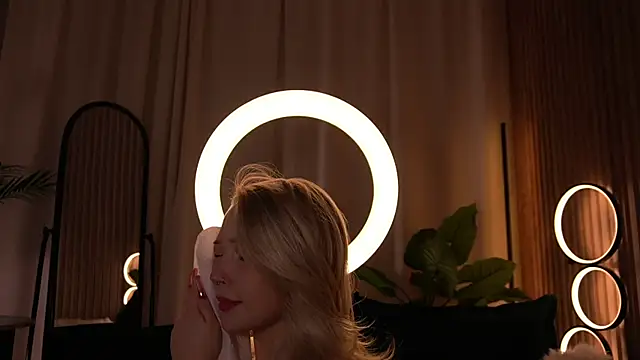 LauraWifeness webcam