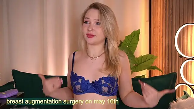 LauraWifeness webcam