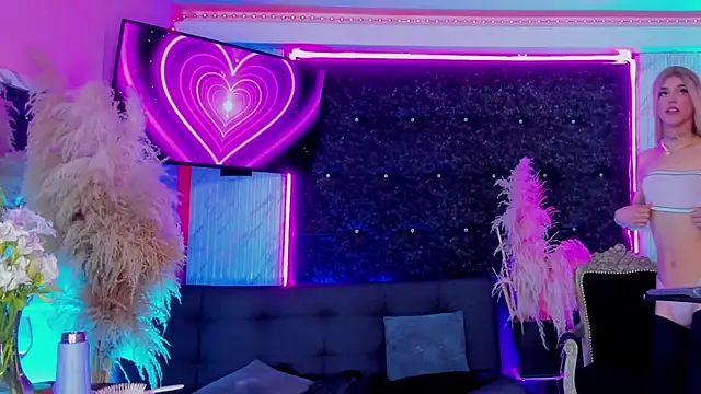 Queens_Wonders_Blonders webcam