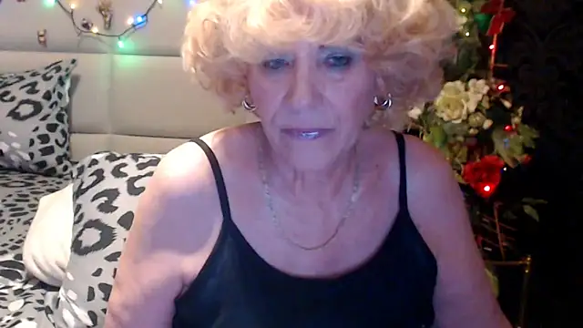 HappyWomanOn webcam