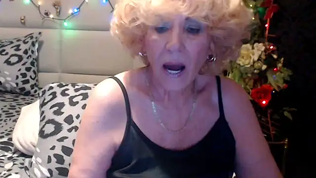 HappyWomanOn webcam