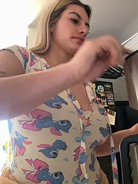 athenearossi (F young) - Massage in my tits