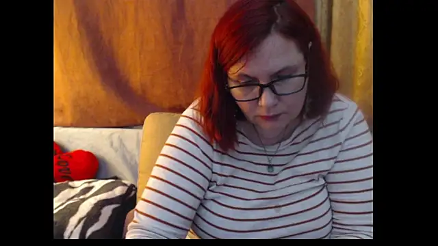 PlayfullMature webcam