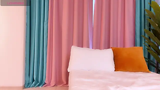 UrGoddessJenny webcam