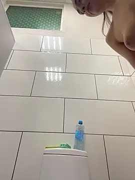 holly_play (F young) - squirt in KFC 💦💦