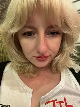 RonnieKiss Stripchat cam model