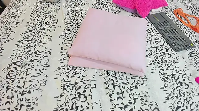 mask_red_girl webcam