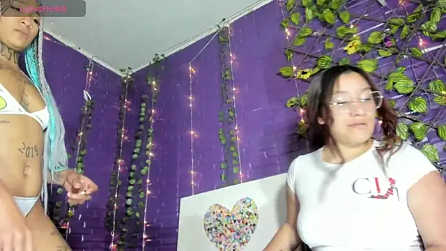 WhipAndDesireRs Live Webcam on Stripchat