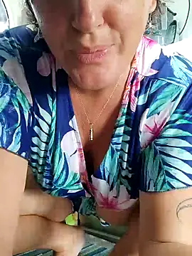 emiliemilf (F milf) - Caresse sein au boulot