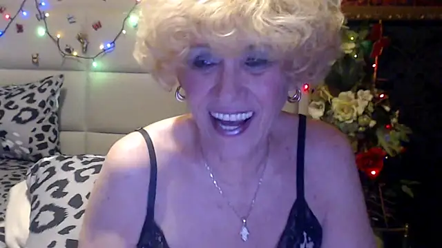 HappyWomanOn webcam
