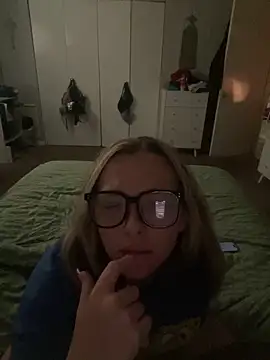 Webcam Model (imkhloe)  is live.Free join now!