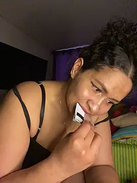 Webcam Model (Carola-Ross) is live