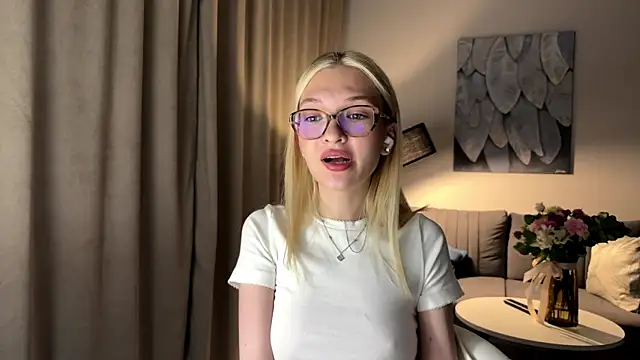 EvelineMolima Stripchat cam model