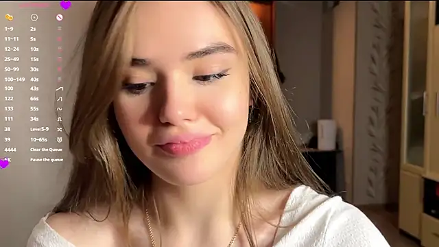 lubaseirers (F teen) - Show my cameltoe in doggy 🍑