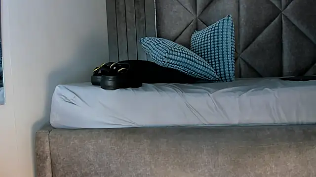 RiriiBrunette__ webcam