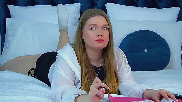 crystallyons - CrystalLyons's free webcam - UK Sex Cams