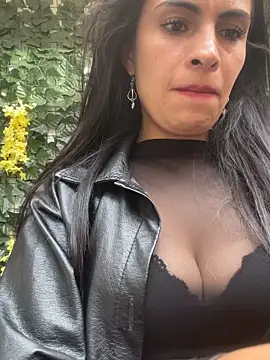 Astrid-- live sex cam