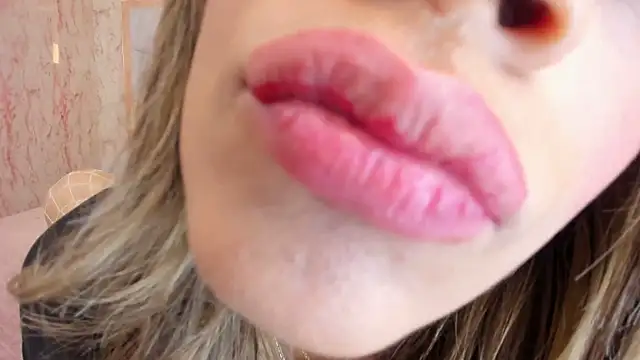 Emily_Whinfre webcam