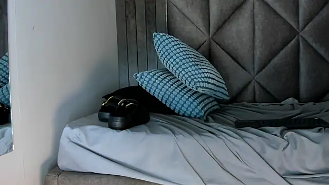 RiriiBrunette__ webcam