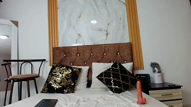 scarlet_fox75 webcam