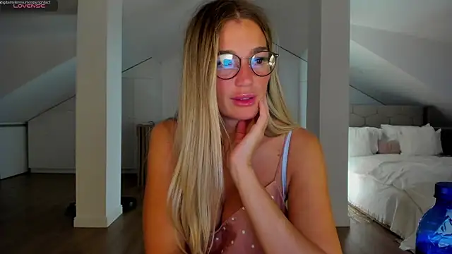 yourhotqueeen - Yourhotqueeen's free webcam - UK Sex Cams