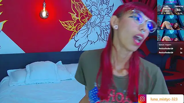 lunamistyc (F young) - zoom pussy +play with her