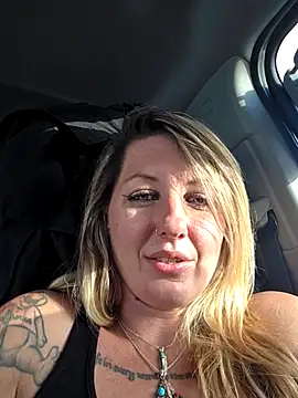 SheIsSomething webcam