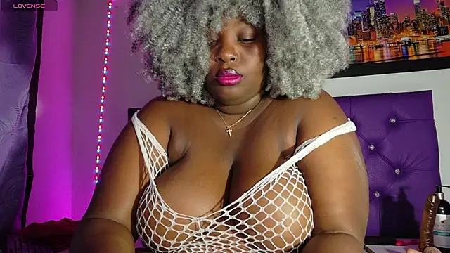 ebony_NeighborMoans webcam