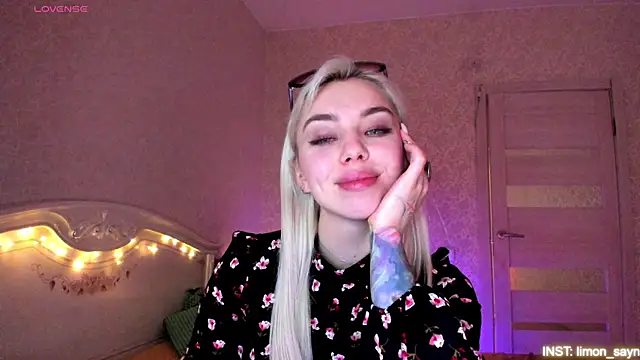 LillyMoure_ webcam