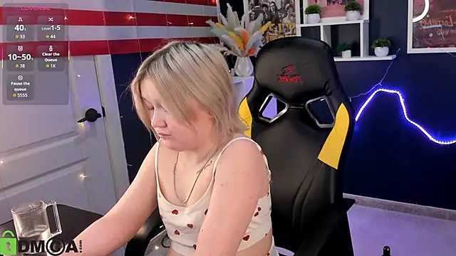 sara_robinson (F young) - doggy pose