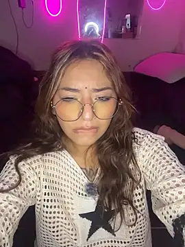 Webcam Model (SoftLady_S33)  is live.Free join now!