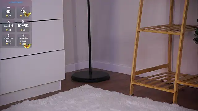 cherlyguss (F teen) - lick my lips close to cam