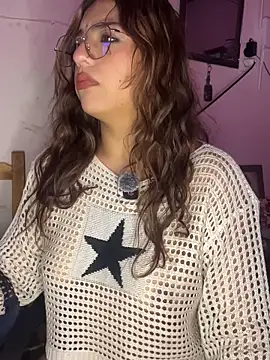 Webcam Model (SoftLady_S33)  is live.Free join now!