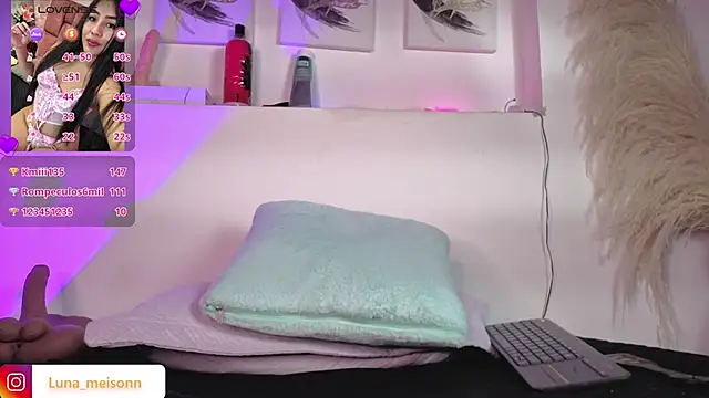 Luna_Maisoon webcam