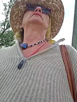 Webcam Model (Hot-Muci)  is live.Free join now!