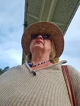 Webcam Model (Hot-Muci)  is live.Free join now!