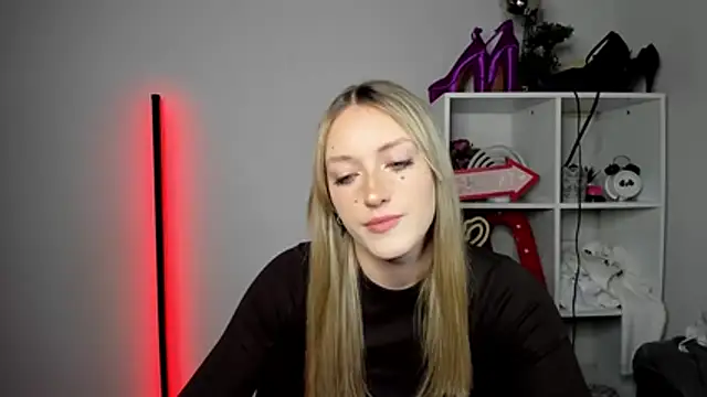 EvelynBlond webcam