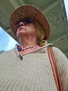 Webcam Model (Hot-Muci)  is live.Free join now!