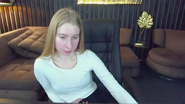 Alina_Blonde webcam