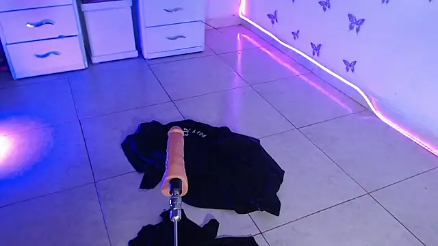 April_sexycurvi webcam