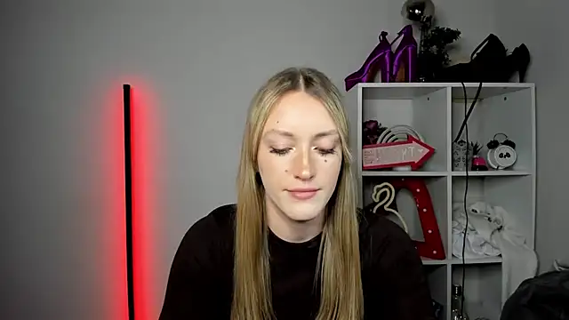 EvelynBlond webcam