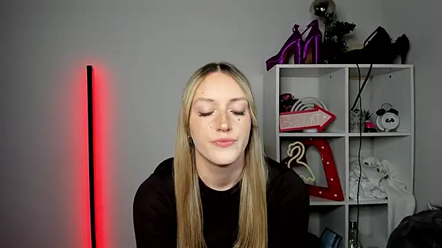 EvelynBlond webcam