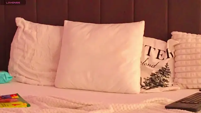 LauraDelightX webcam